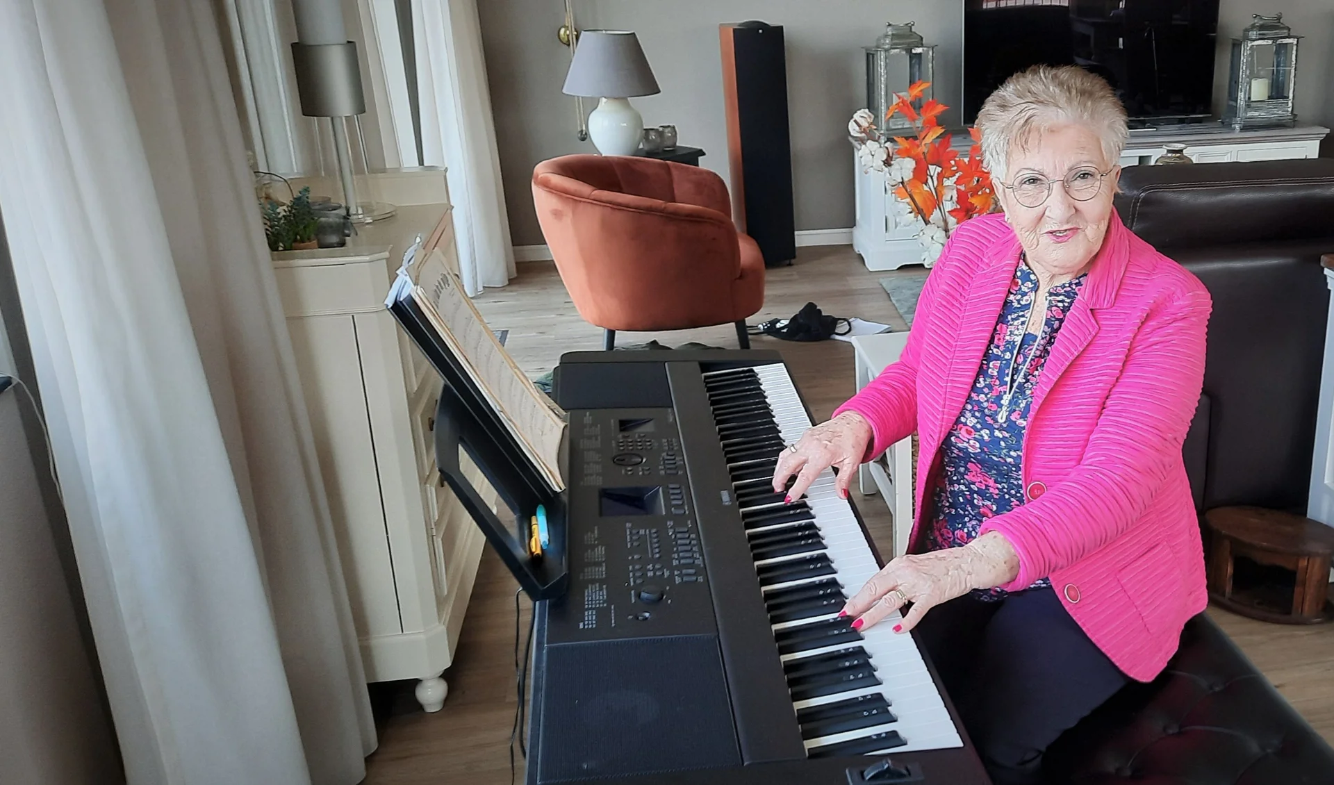 Orgel Joke (76) raakt gewond na val op balkon: dit is haar situatie nu