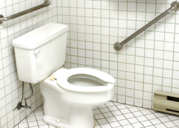 Veiligheid in de badkamer: Hoe je kinderen en ouderen beschermt tegen ongelukken