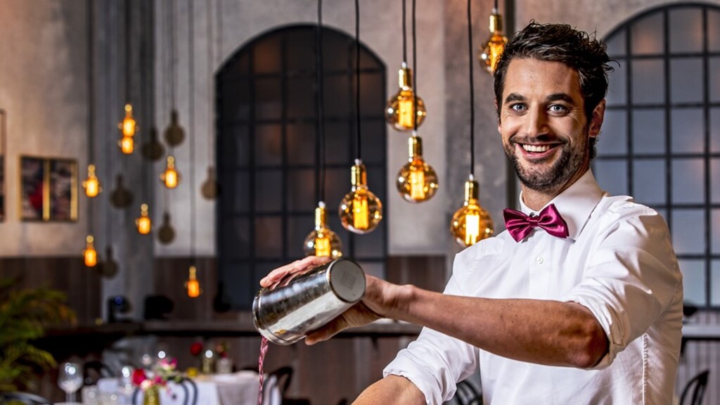 Barman Victor stopt na tien jaar bij First Dates: ‘wie neemt mijn strikje over?’