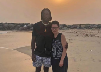 Mona (51) slaat Nigeriaanse internetliefde (24) aan de haak: “Hij wilde gelijk met me trouwen”