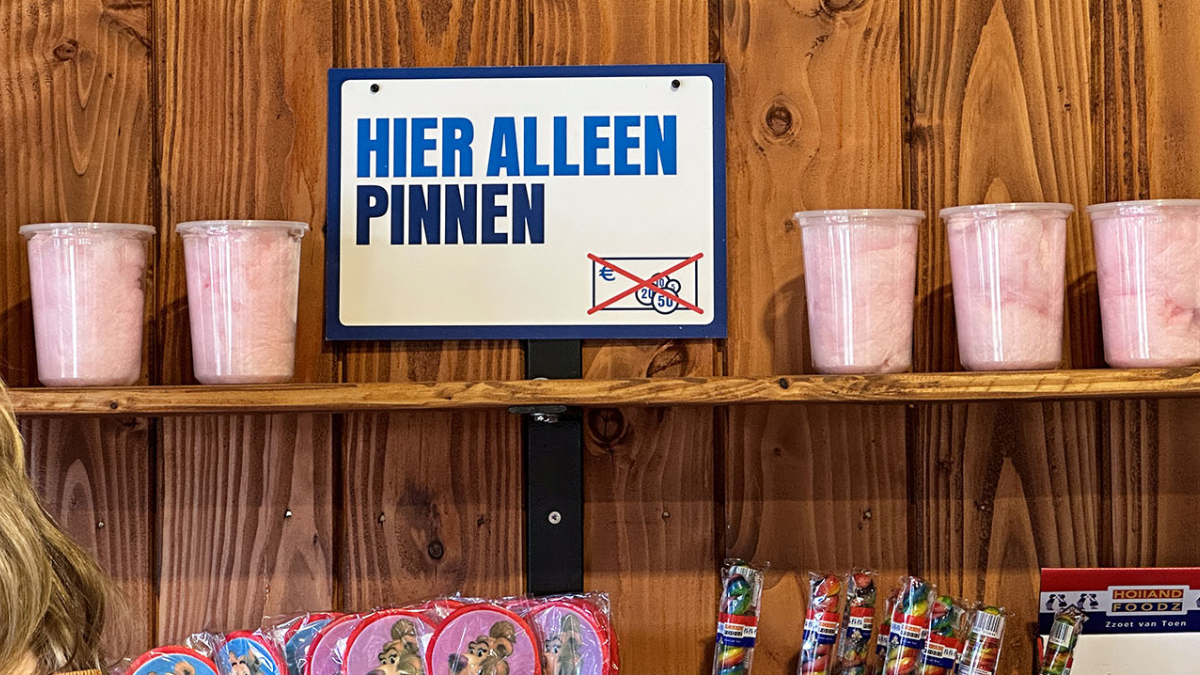 In steeds meer pretparken kun je niet meer contant te betalen: ‘We passen ons aan de moderne tijd aan’