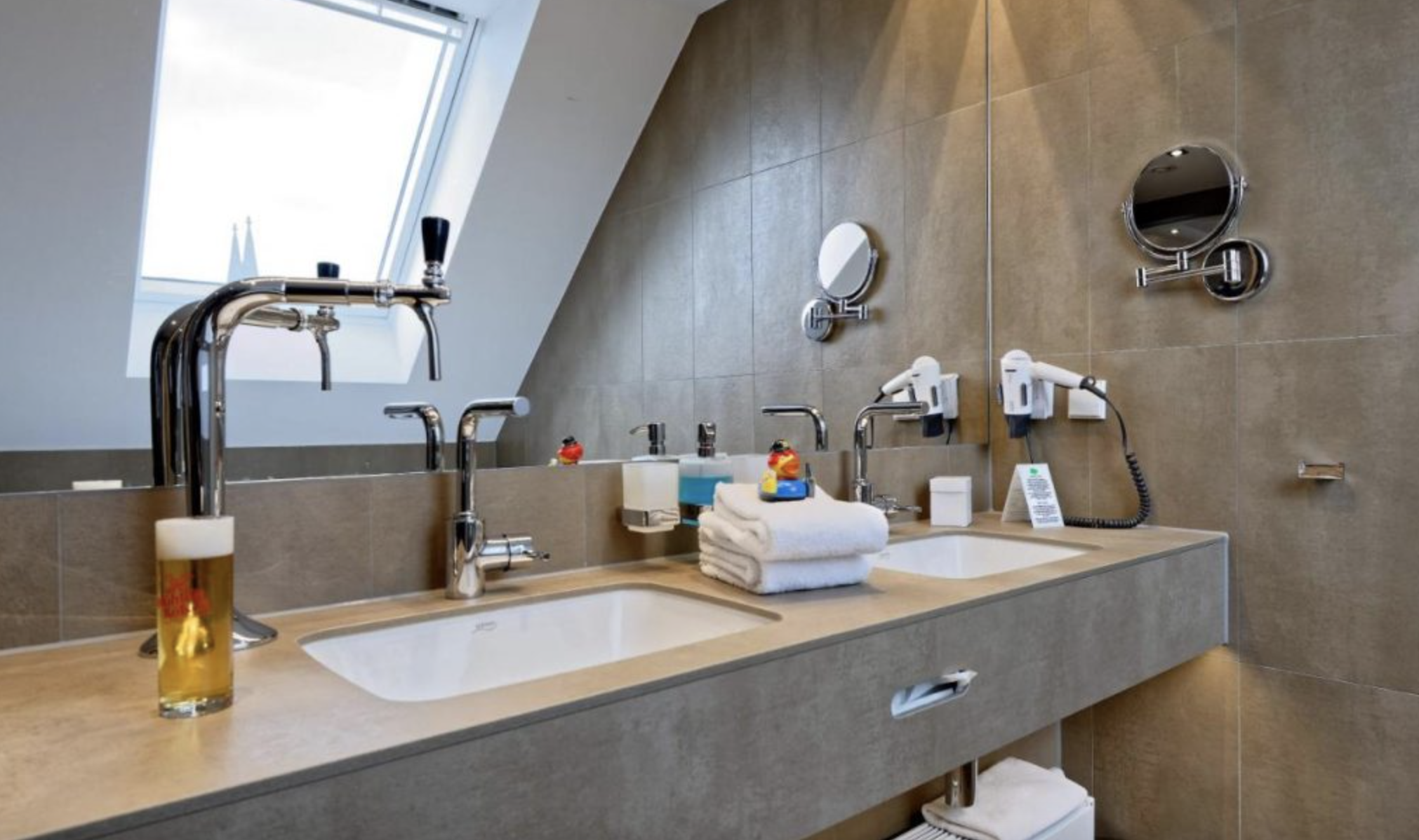 In dit hotel kun je oneindig bier tappen op je kamer!