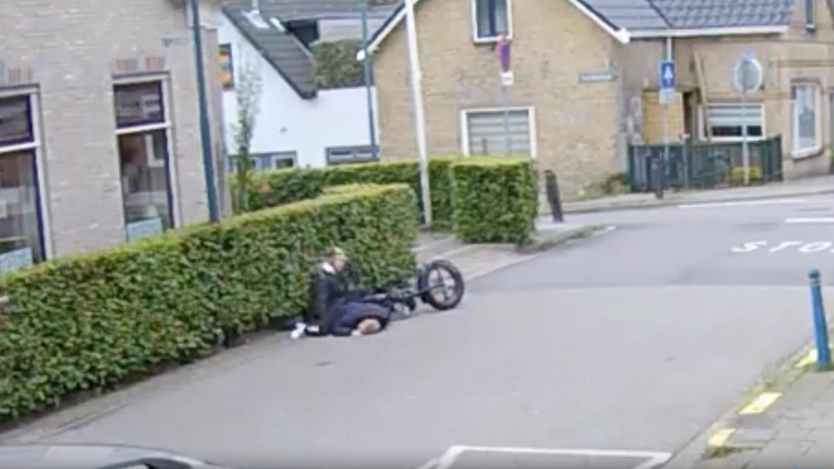 Fatbikers negeren stopbord en worden geschept door een auto (video)