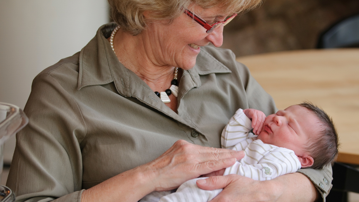 Grootmoeder wilt alleen passen op het kind van haar dochter als ze ervoor wordt betaald: “Ik heb mijn eigen leven”