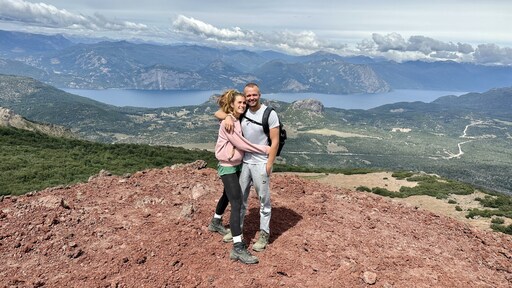 Huis verkocht, baan opgezegd en leven als nomaden: “Waarom wachten tot pensioen?”