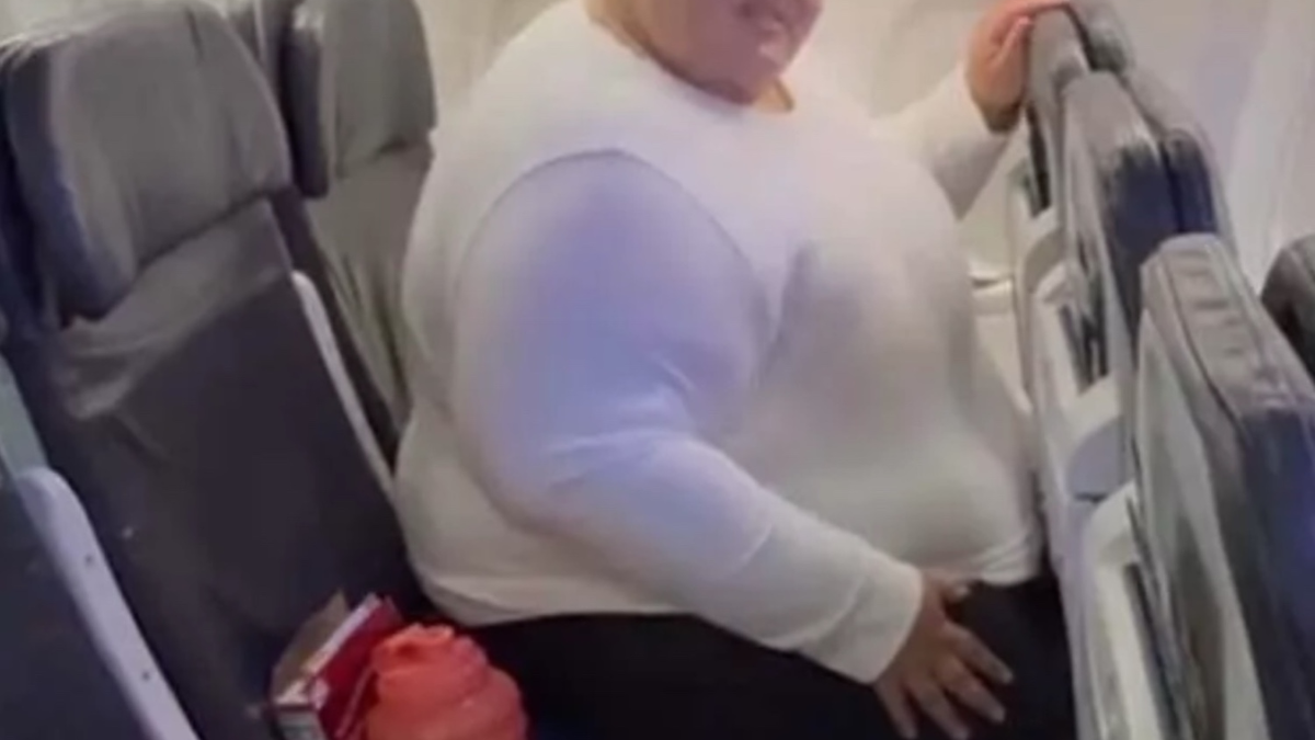 Jailynn is woest: “Vliegtuigstoelen en toiletten zijn belachelijk klein, ik eis dat ze groter worden!”