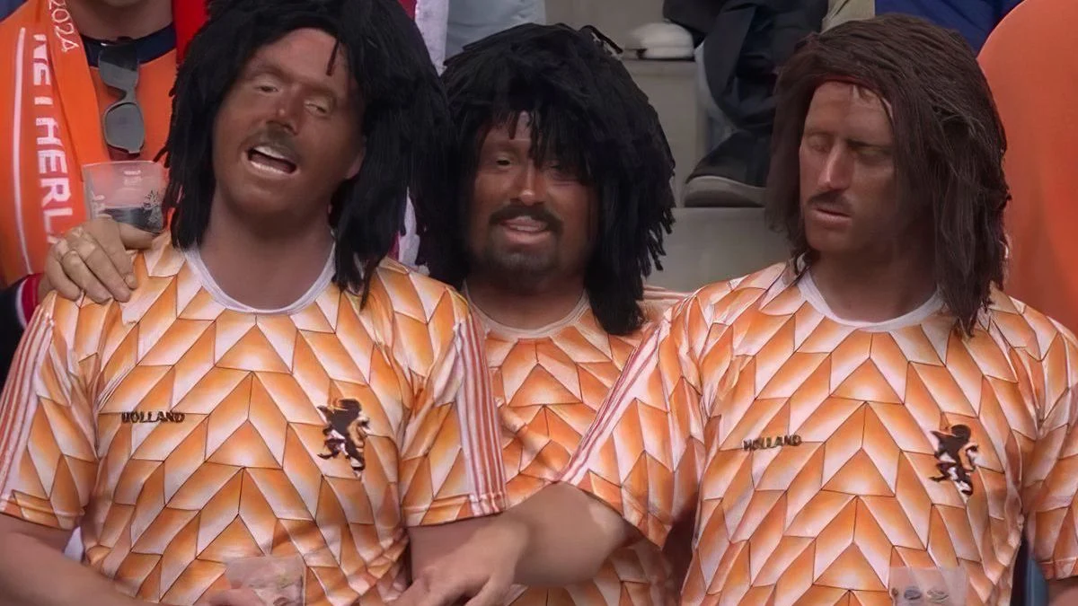 Kijkers boos over verklede Ruud Gullit fans tijdens EK-wedstrijd van Oranje: ‘DIT KAN NIET!’