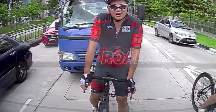 VIDEO: Wielrenner ramt spiegel van bestelbus eraf en krijgt direct zijn verdiende loon – terecht of niet?