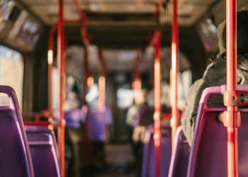 Moeder tegen 83-jarige man met beperking in de bus: ‘Sta op, mijn dochter wil hier zitten’
