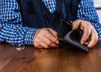 Piet (80) werd geweigerd toen hij kopje koffie wilde kopen met muntgeld: “Alleen pinbetaling toegestaan”