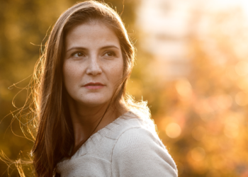 Emma heeft ruzie met de buren op de camping: “Hard geschreeuw en irritante kinderen”