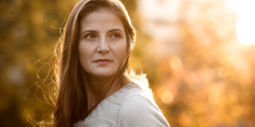 Emma heeft ruzie met de buren op de camping: “Hard geschreeuw en irritante kinderen”