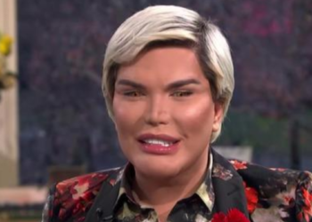 ‘Menselijke Ken-pop’ onthult transgender te zijn en kiest ervoor om te leven als vrouw