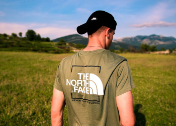 Liset (52): “Mijn zoon wil niets anders dan merkkleding dragen, maar ik zit krap bij kas”