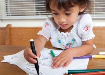 Opvoedvraag: ‘Mijn dochter (4) wil geen gedag zeggen tegen de juf, wat kan ik doen?’