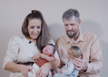 Koppel heeft 6 kinderen, waarvan 2 poppen: “Wij voeden ze hetzelfde op als onze andere kinderen”