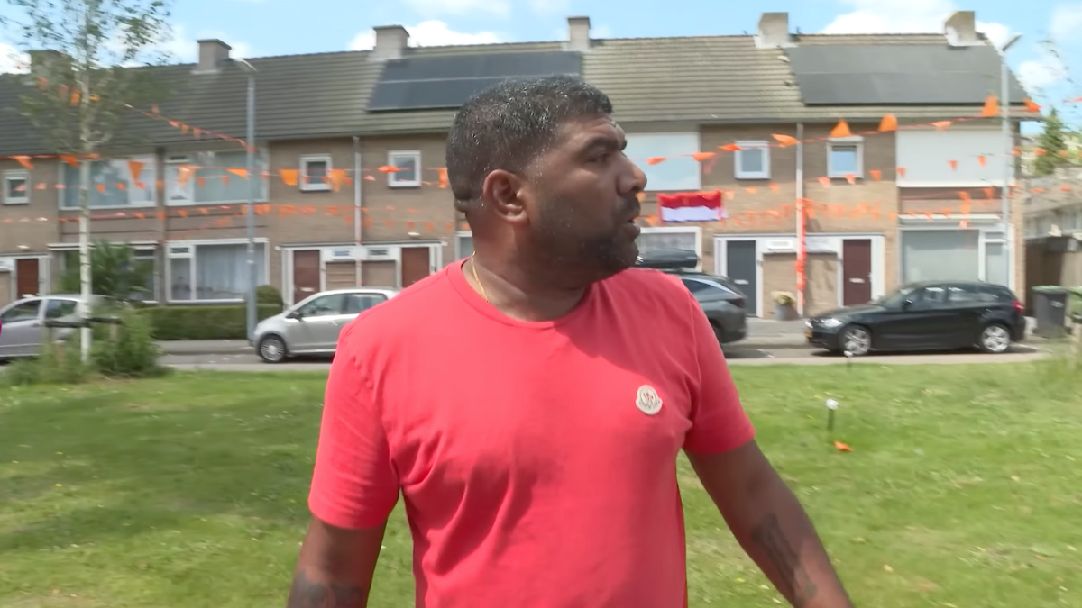 VIDEO: Buur woest om oranje-versiering: “Alles moet weg”