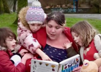 Moeder van drie laat kinderen zelf beslissen wanneer ze naar bed gaan, wat ze eten en wat ze leren