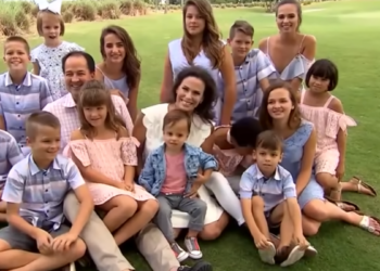 Moeder heeft 16 kinderen op haar 40e: “Ik geef ze thuisonderwijs en rijd ze naar 88 sporttrainingen per week”