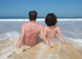 Moeder boos dat haar puber niet mee wilt naar naturistencamping: “Waarom kan zich niet gewoon over zijn schaamte heenzetten?”