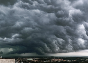 KNMI waarschuwt: ‘Code geel op komst met onweer, regen en hagel’