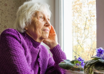 Aagje (82) voelt zich eenzaam: “Mijn kinderen hebben het te druk, ze komen nooit meer langs”