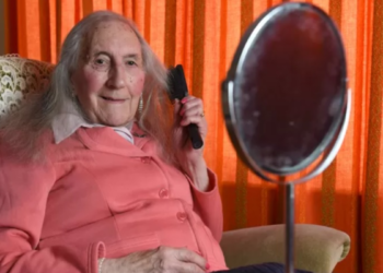 Peter gaat op 90-jarige leeftijd door het leven als ‘Patricia’