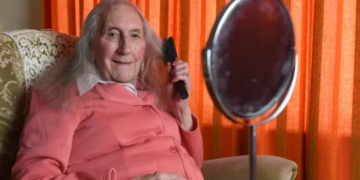 Peter gaat op 90-jarige leeftijd door het leven als ‘Patricia’