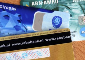 Bij steeds meer banken moet je extra betalen om te pinnen in het buitenland: “Minimaal 3,50 plus de koersopslag”