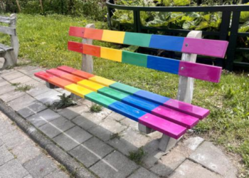 Op steeds meer plekken in Nederland worden regenboogbankjes geplaatst ter ondersteuning van de LHBTI-gemeenschap.