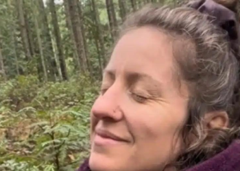 Sonja (45) kan geen man vinden en doet het nu met een boom