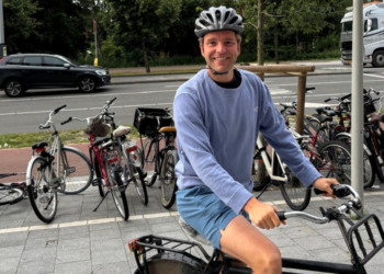 Job (41) en Nijs (30) dragen altijd een fietshelm: “Ik ben gewoon een trendsetter”