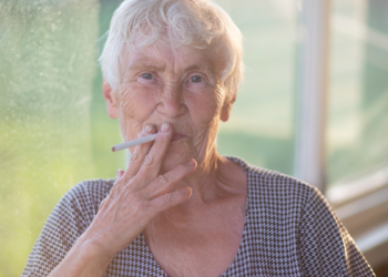 Moeder vraagt rokende oma te douchen en om te kleden voor ze kleinkind mag vasthouden