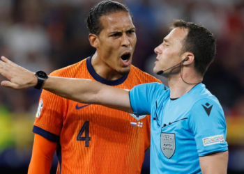Virgil van Dijk: “Het zegt alles dat de scheidsrechter zo snel naar binnen gaat”