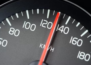 Uitgelekt: ‘Zo schakel je in jouw auto de door EU verplichte snelheidsbegrenzer uit’