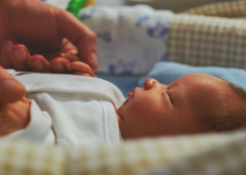 Stella is boos: “Mijn vriend wil onze baby niet in de hotelkamer laten”