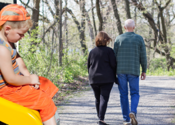 Anna (64) schaamt zich voor haar kleinzoon: “Hij loopt erbij als een zwerver”