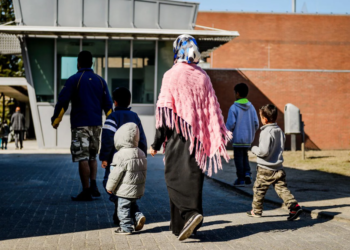 Ondankbare moeder met vijf kinderen moet azc verlaten na weigeren ’te kleine woning’