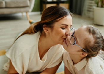 Patricia kust haar dochter (7) op haar mond: Mijn moeder vindt dit ongepast