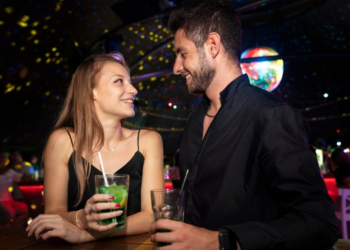 “Mijn vriend moedigt me aan om het met andere mannen te doen. Hij kiest ze zelfs uit voor me”