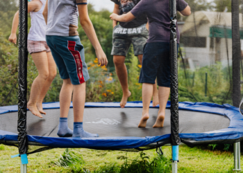 Lies: “Mijn buren weigeren om de trampoline uit hun tuin te halen, terwijl ik er overlast van heb”