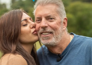 De schatrijke vriend van Carrie is 33 jaar ouder: “Eerst wilde ik hem uitmelken en weer vetrekken”