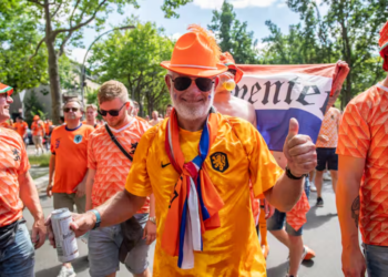 Halve finale EK: Supermarkten gaan eerder dicht en theaters passen tijden aan