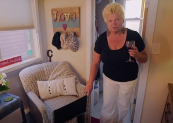 Gepensioneerde alleenstaande moeder bouwt een tiny house: “Ik leef nu van 70 euro per maand”