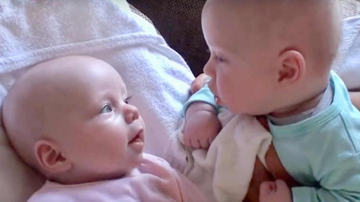 Vader filmt bijzonder moment waarop tweelingbaby’s een volwassen gesprek voeren