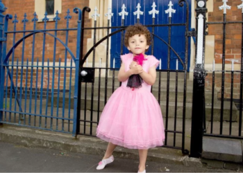 Hilde laat haar zoontje (5) roze jurkjes dragen en spelen met poppen: ‘Geen enkel probleem toch?’
