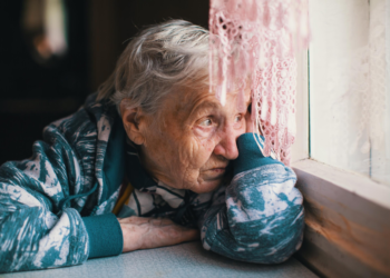 Hilda (82) haar kleinkinderen willen niet op bezoek: “Je ruikt naar oude mensen”