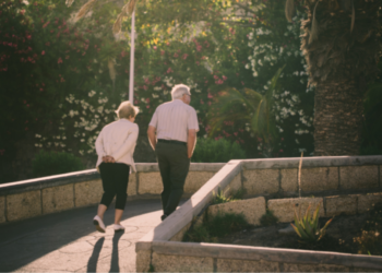 Tom is woest omdat zijn ouders zijn gehoopte erfenis uitgeven aan reizen
