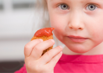 Anja (32): “Ik ben woedend dat mijn ex-man kipnuggets aan mijn dochter heeft gegeven”