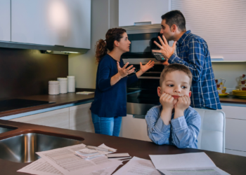 Anja (32): “Ik ben woedend dat mijn ex-man kipnuggets aan mijn zoon heeft gegeven”
